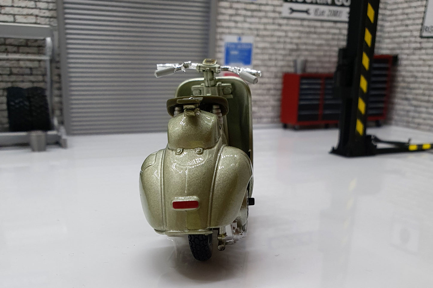 Vespa Sport 6 GIORNI - 1952 Racer 1:18 Scale Scooter