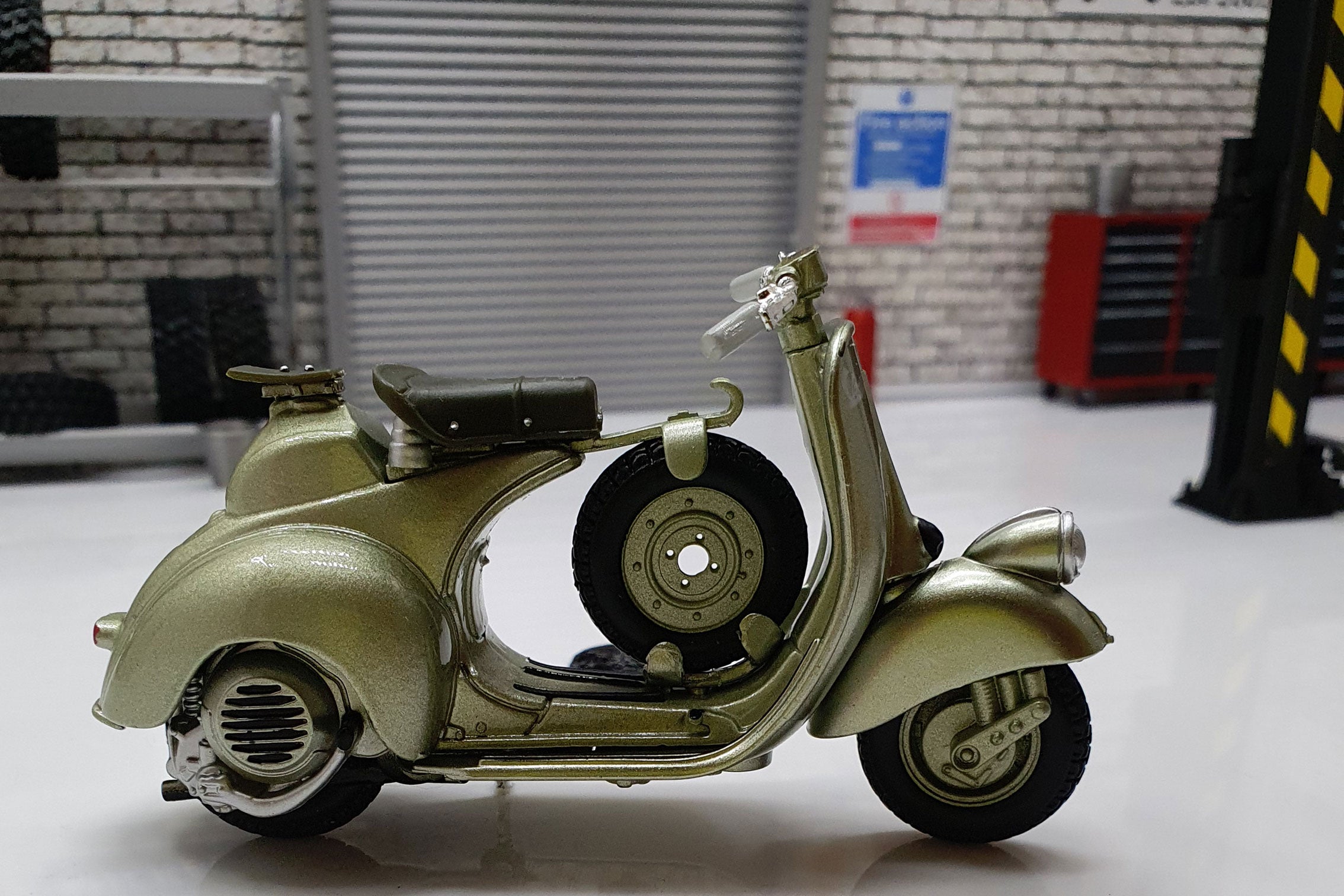 Vespa Sport 6 GIORNI - 1952 Racer 1:18 Scale Scooter