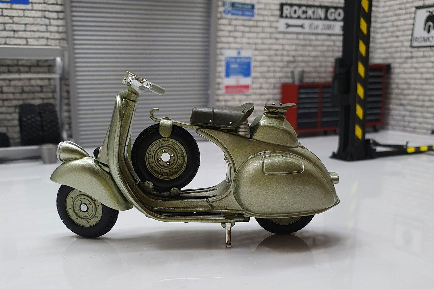  Collection miniature scooter 1/18 compatible with Piaggio Vespa Sport 6  Giorni green - 1952 - Ves0016