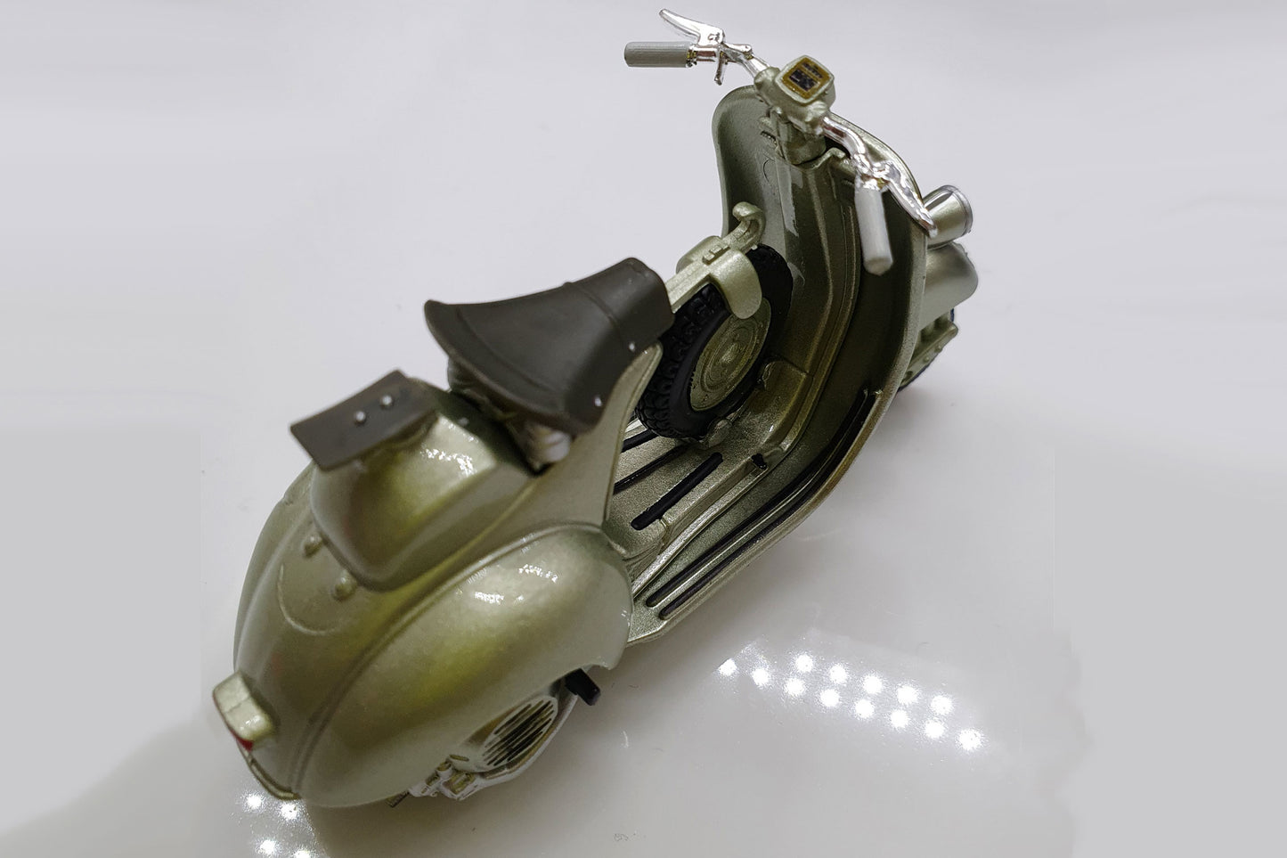 Vespa Sport 6 GIORNI - 1952 Racer 1:18 Scale Scooter