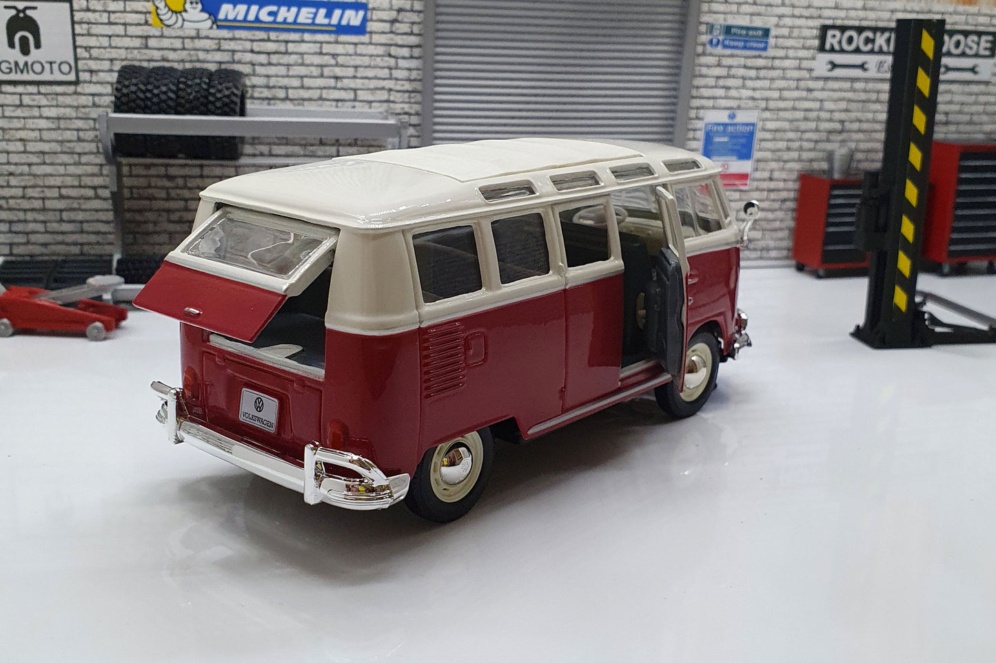 VW Volkswagen Camper Van Samba  1:25 Scale