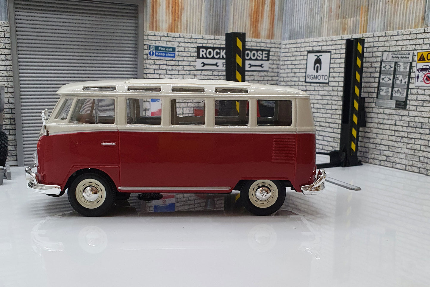 VW Volkswagen Camper Van Samba  1:25 Scale