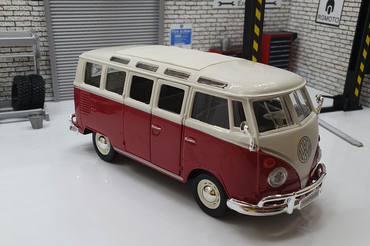 VW Volkswagen Camper Van Samba  1:25 Scale