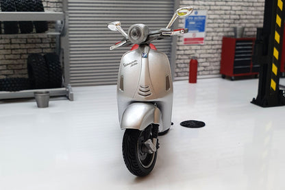 Vespa 946 BELLISSIMA 2014 1:18 Scale Scooter