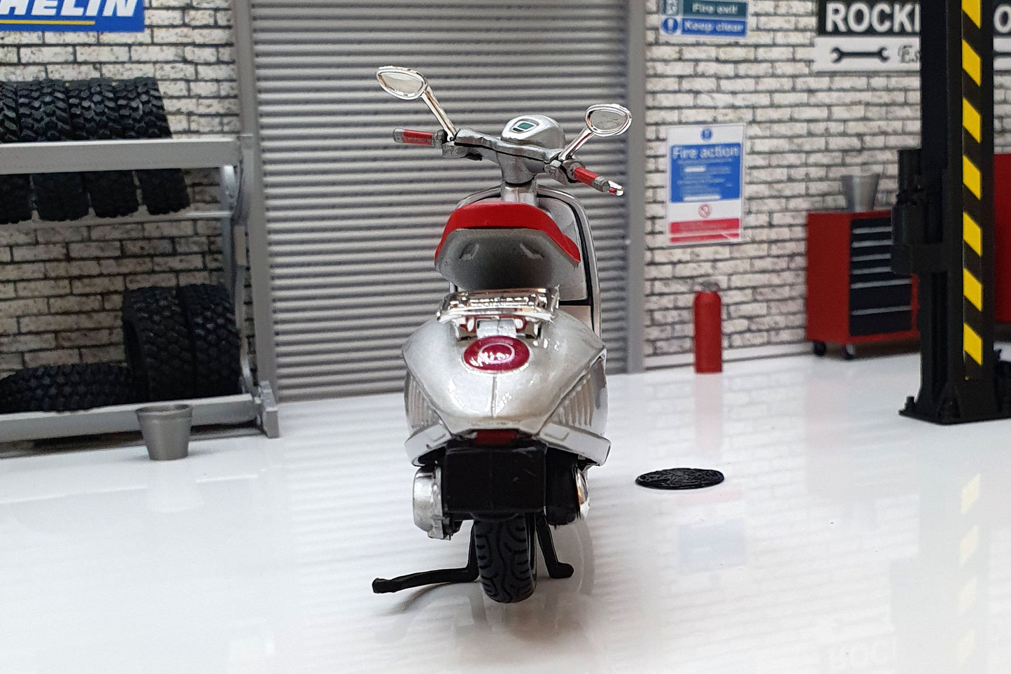 Vespa 946 BELLISSIMA 2014 1:18 Scale Scooter