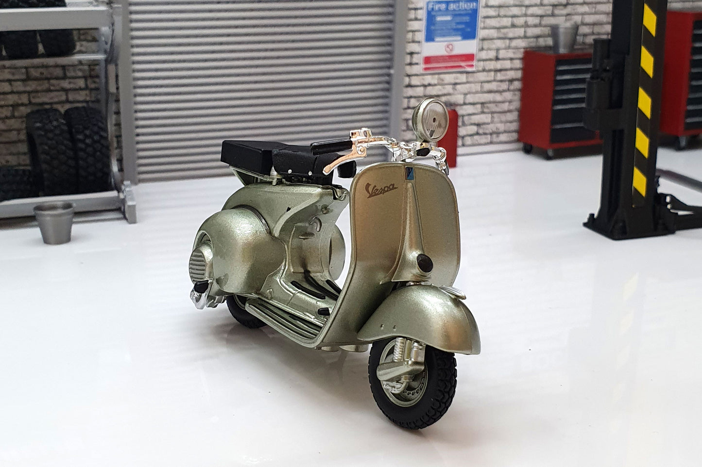 Vespa A.C.M.A. 125 1953 1:18 Scale Scooter