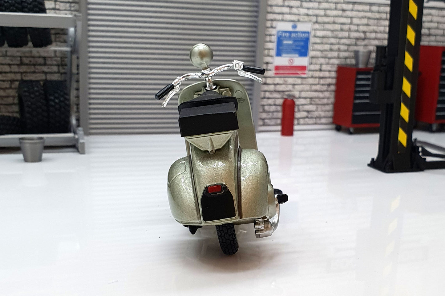 Vespa A.C.M.A. 125 1953 1:18 Scale Scooter