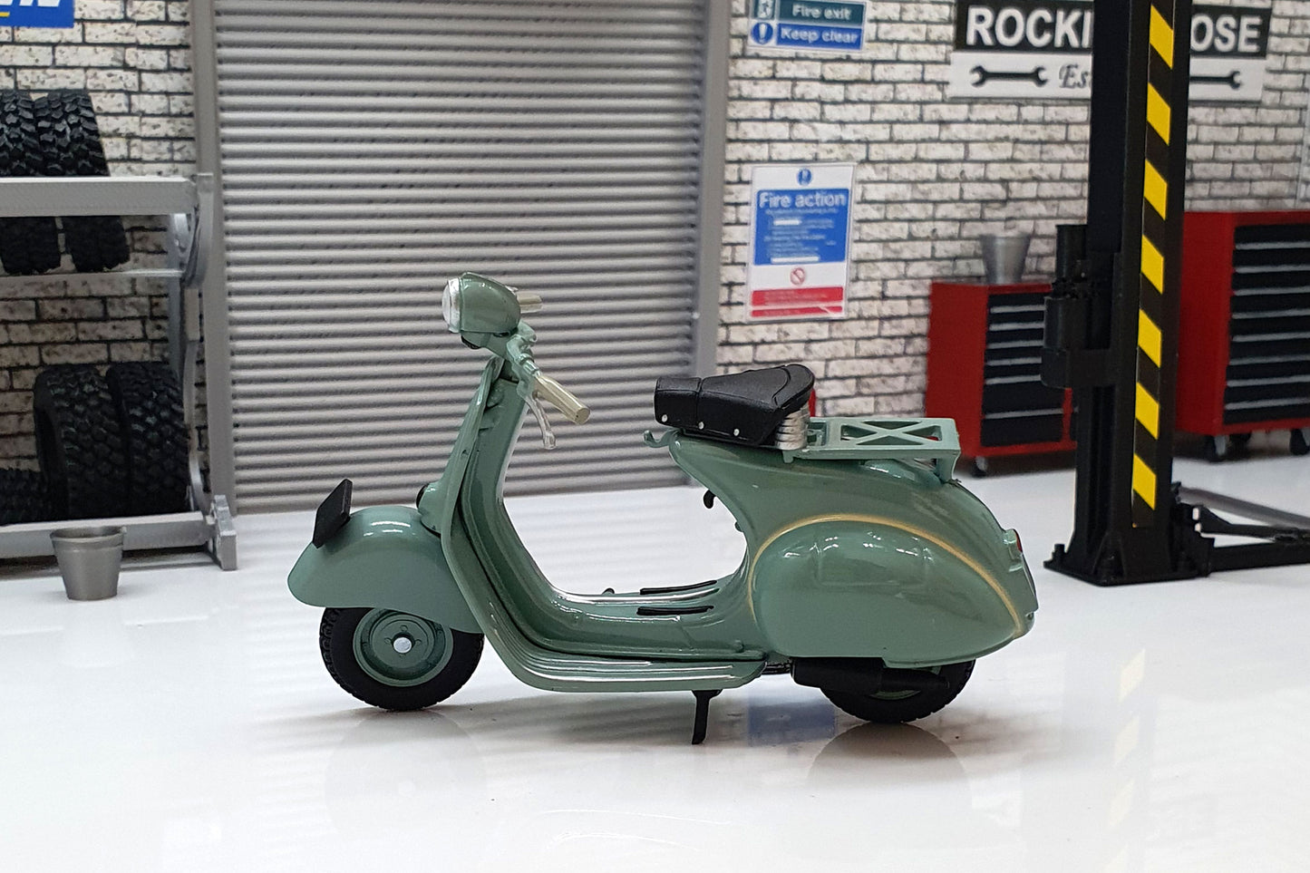 Vespa Allstate 125 1954 1:18 Scale Scooter