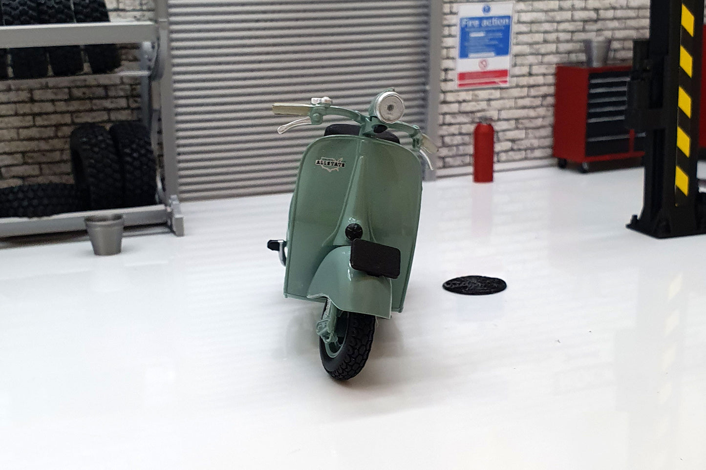 Vespa Allstate 125 1954 1:18 Scale Scooter