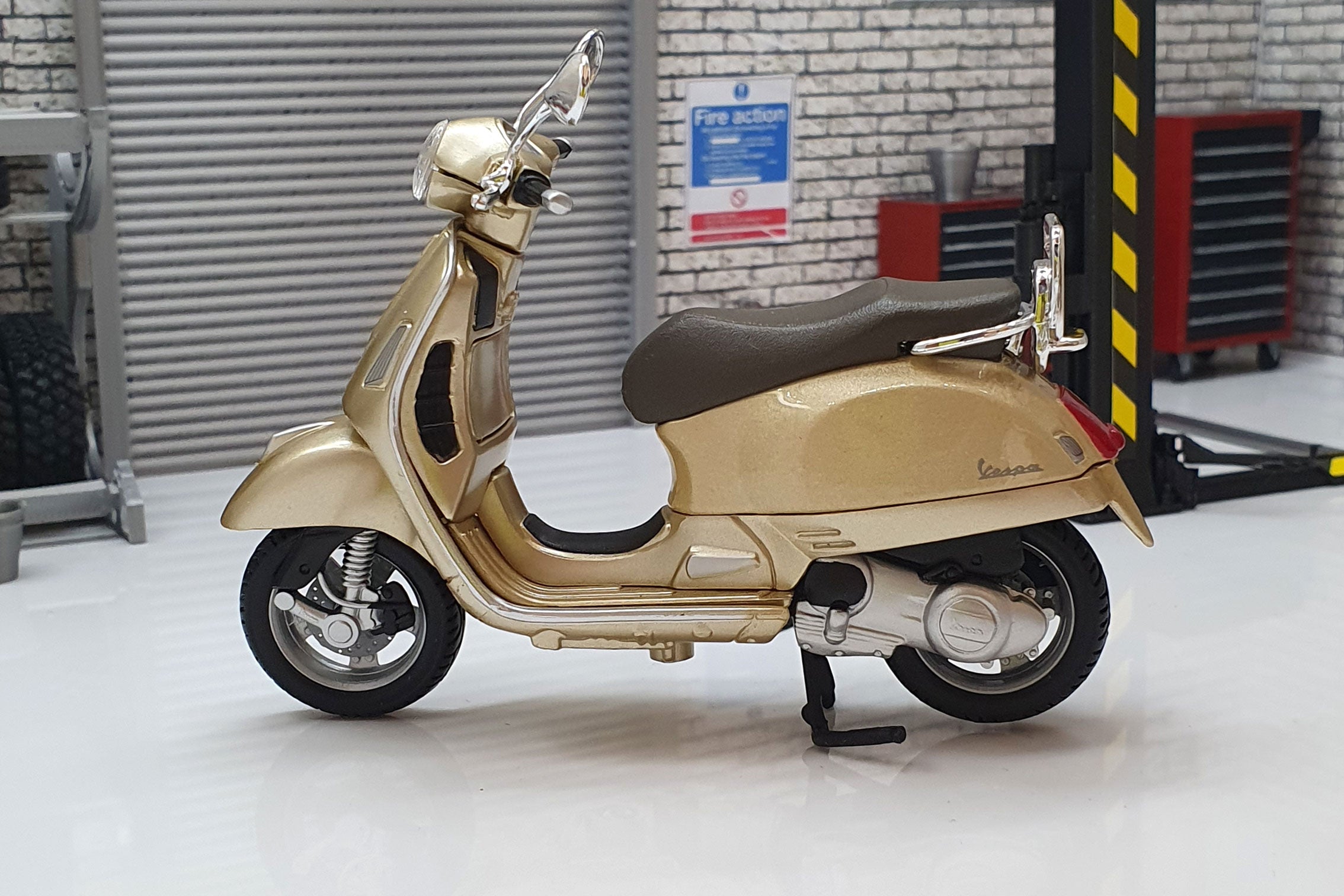 Vespa GTS 300 2017 Gold 1:18 Scale Scooter