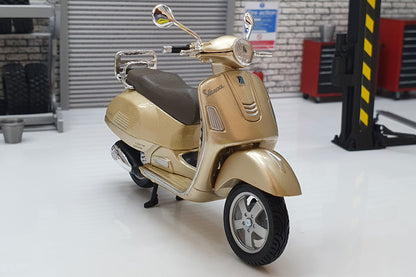 Vespa GTS 300 2017 Gold 1:18 Scale Scooter