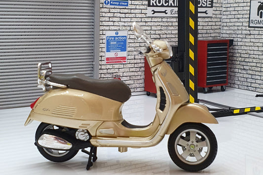 Vespa GTS 300 2017 Gold 1:18 Scale Scooter
