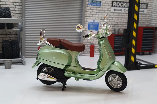 Vespa LXV 2014 Green 1:18 Scale Scooter