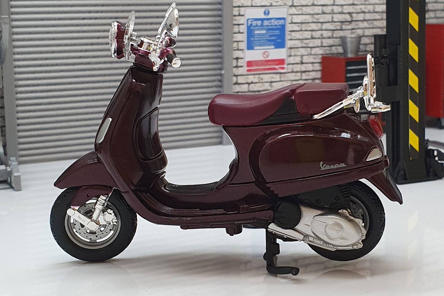 Vespa LXV 2013 Dark Red 1:18 Scale Scooter