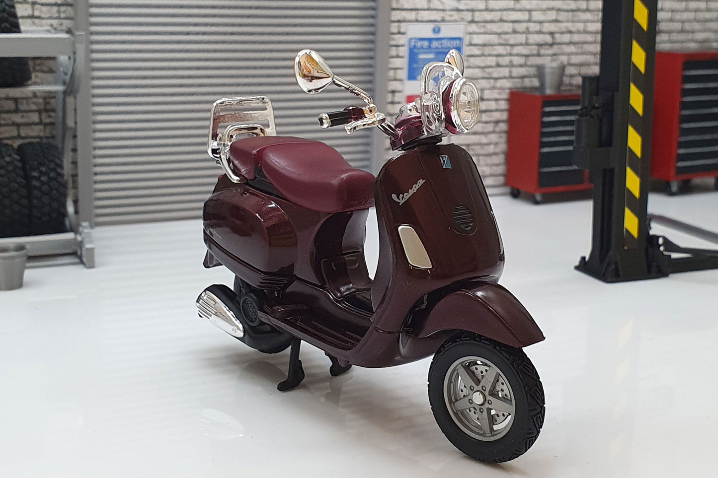 Vespa LXV 2013 Dark Red 1:18 Scale Scooter