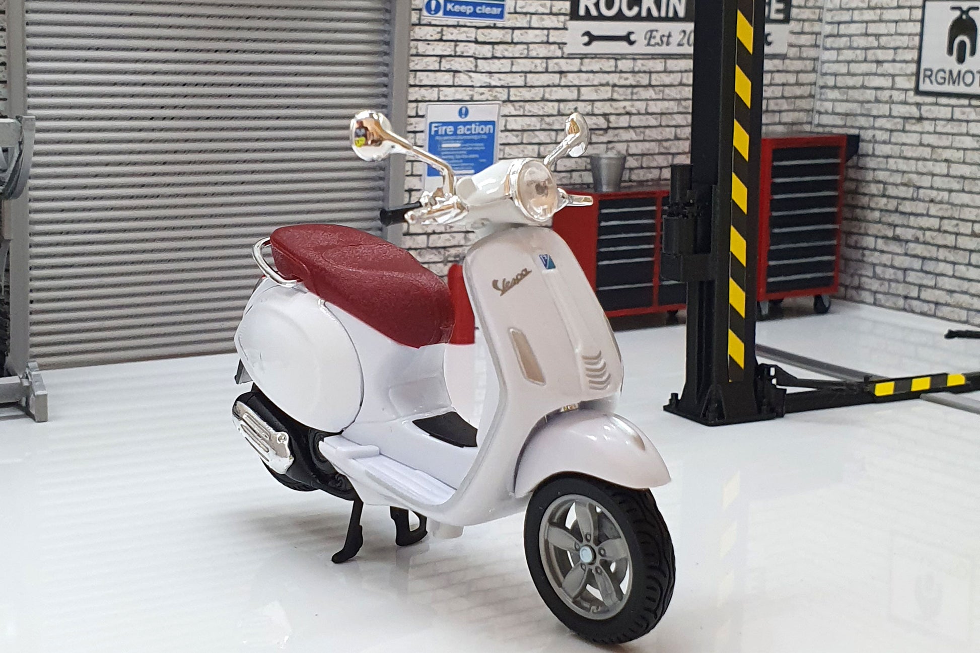 Vespa Primavera 150 2014 White 1:18 Scale Scooter – RGMOTO