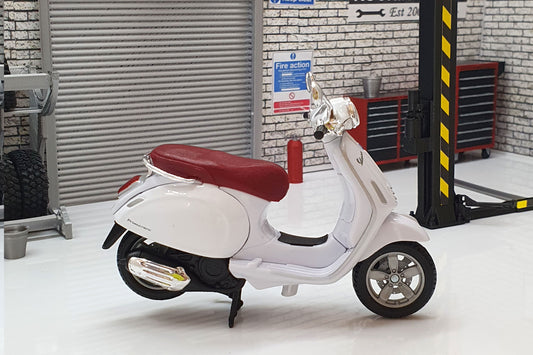 Vespa Primavera 150 2014 White 1:18 Scale Scooter