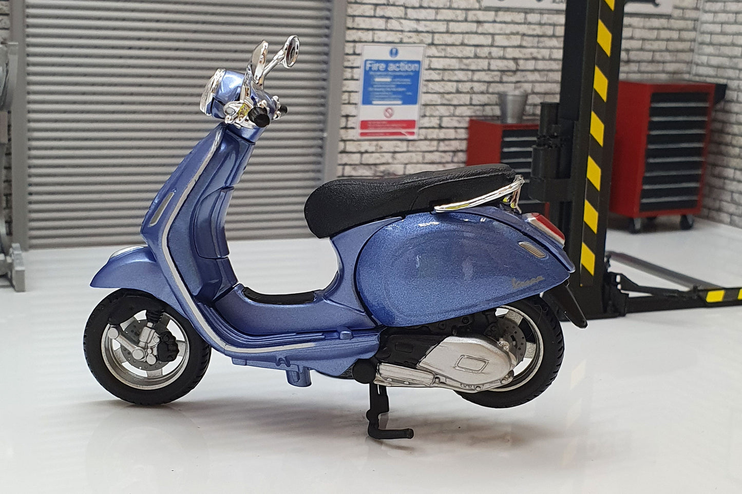 Vespa Primavera 2014 Blue 1:18 Scale Scooter