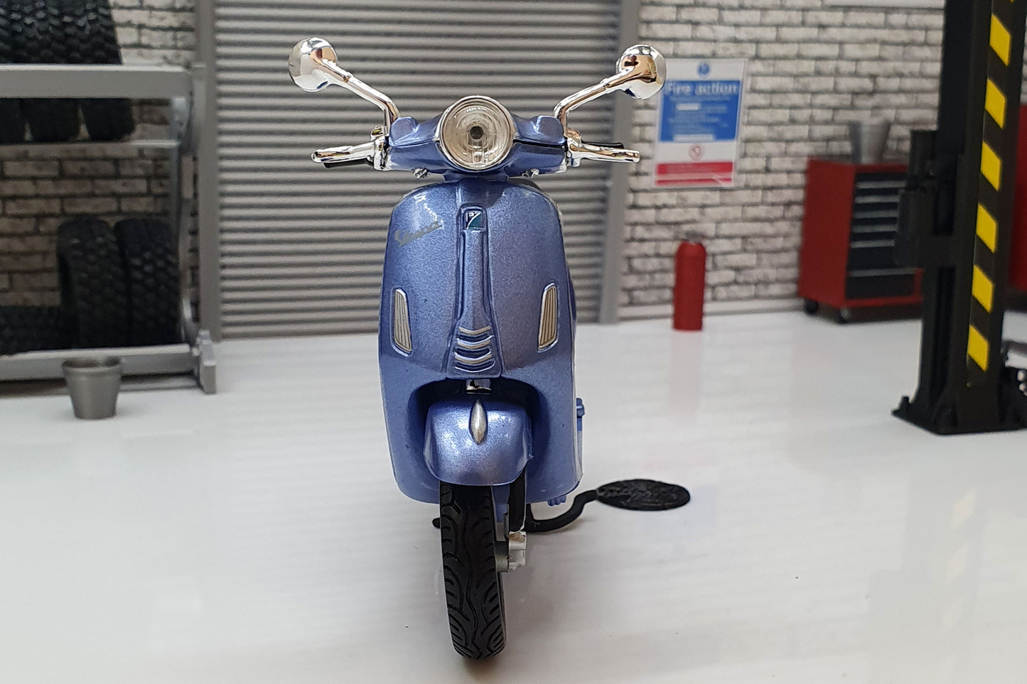 Vespa Primavera 2014 Blue 1:18 Scale Scooter