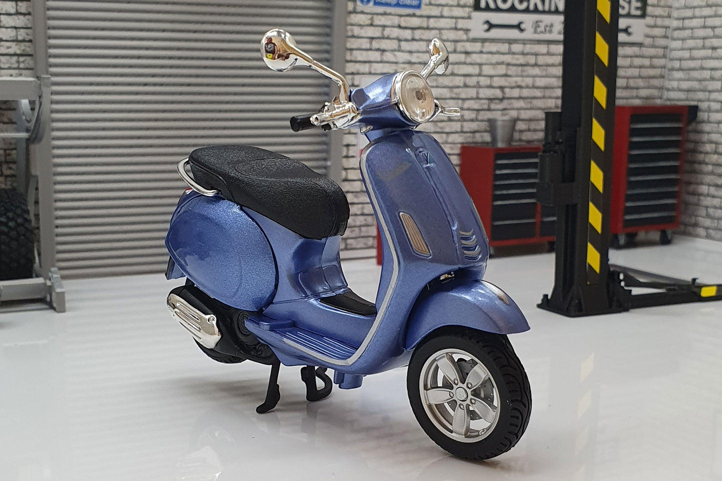 Vespa Primavera 2014 Blue 1:18 Scale Scooter