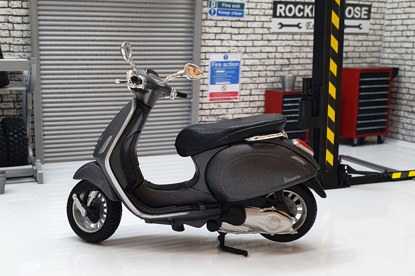 Vespa Sprint 150 ABS 2014 Grey 1:18 Scale Scooter