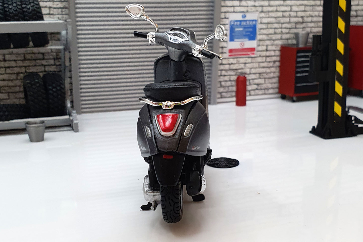 Vespa Sprint 150 ABS 2014 Grey 1:18 Scale Scooter