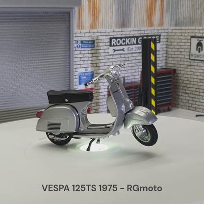 Vespa 125 TS - 1975 1:18 Scale Scooter